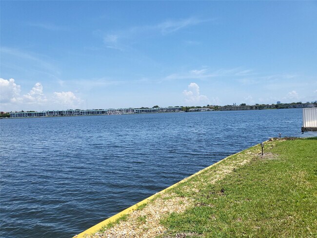 Building Photo - 1075 NE Miami Gardens Dr