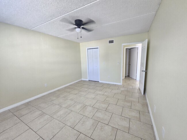 Building Photo - 2845 Somerset Park Dr
