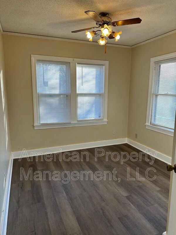 Building Photo - 1928 N Columbia Pl