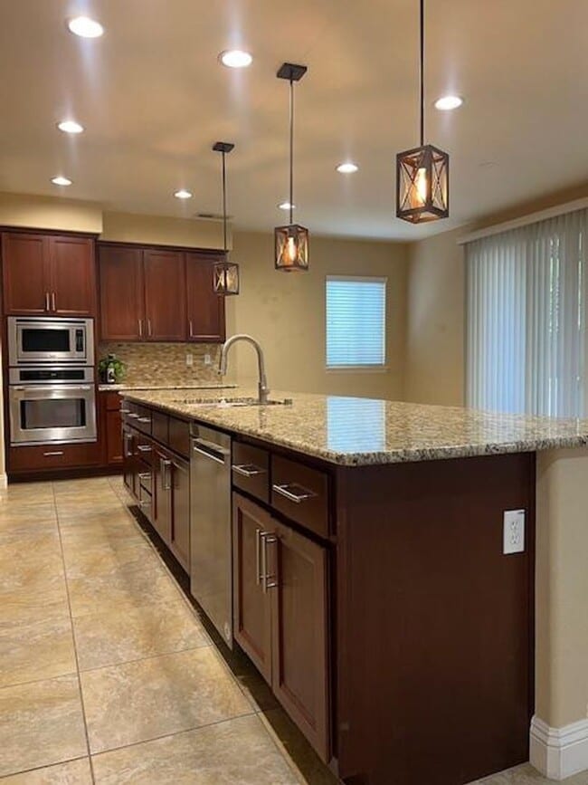 Building Photo - STUNNING & SPACIOUS 4 BEDROOM IN W. ROSEVI...