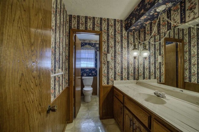 Building Photo - 308 SE Camelot Dr