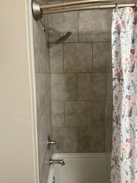 Guest Bathroom Shower - 2409 Bastrop Ave