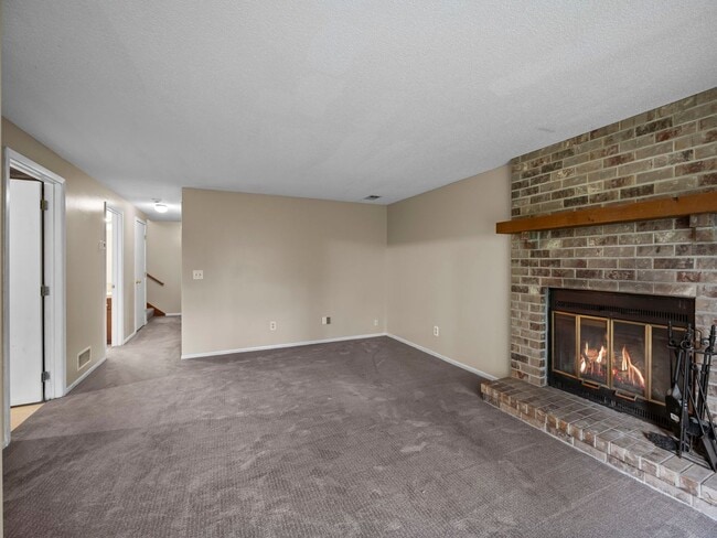Building Photo - 3 Bedroom Golden Valley Home