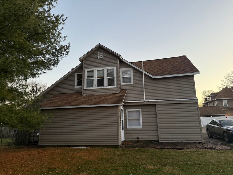 Building Photo - 589 E Losey St