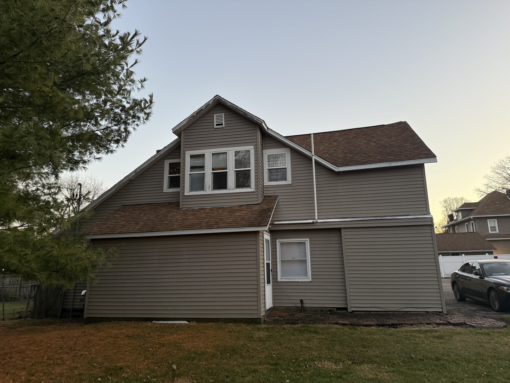 Building Photo - 589 E Losey St