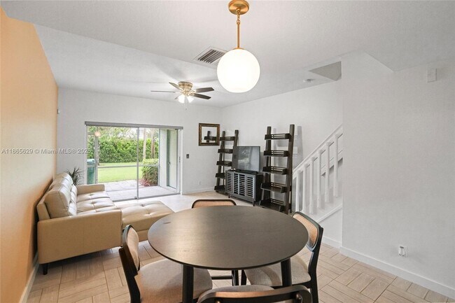 Building Photo - 8031 Sanibel Dr