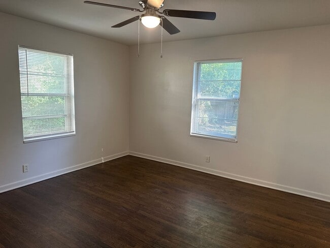 Building Photo - 3 Bedroom Home with Large Backyard near An...