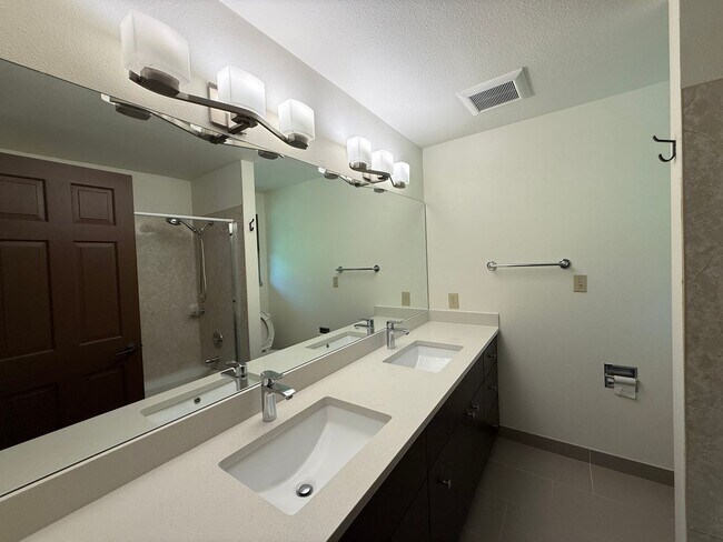 Building Photo - 3 Bed 2.5 Bath in the Heart of Bellevue