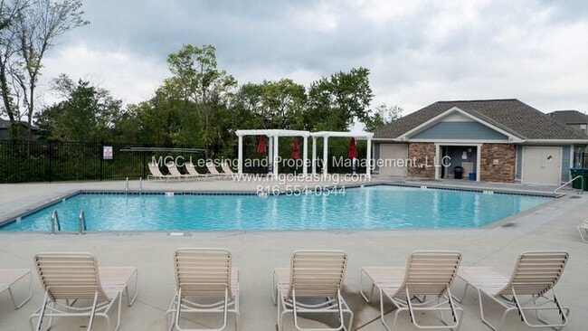 Building Photo - Eagle Creek Townhomes - Interior townhome - Ready now for move in!