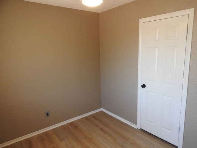 Building Photo - 4 Bedroom with large yard