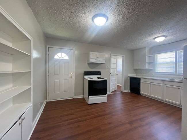Building Photo - 2 Bedroom 1 Bathroom Home Available Now!