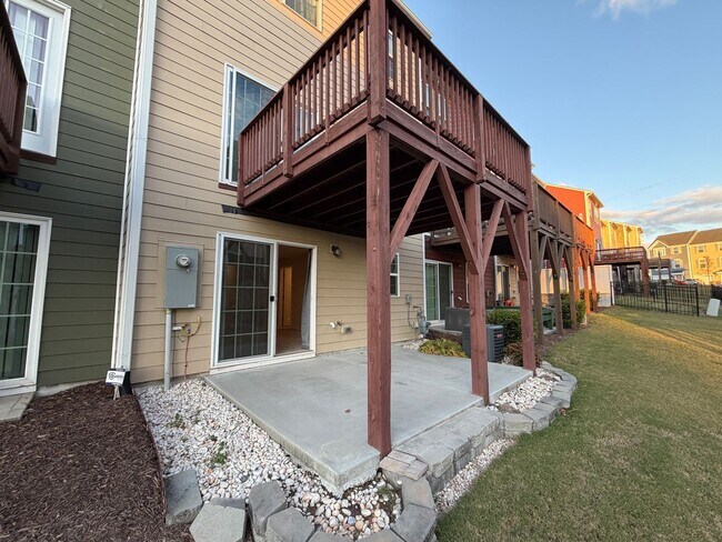 Building Photo - Like-New 4 Bedroom Townhouse