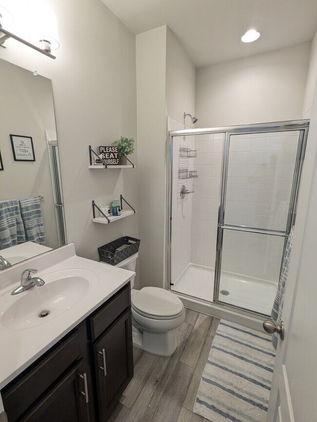 Building Photo - END UNIT newer build in ideal Frederick lo...
