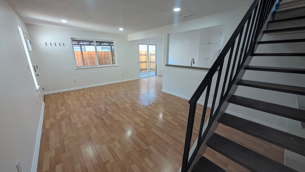 Building Photo - 2125 S Division Ave