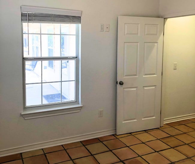 Building Photo - Great home in a country setting!