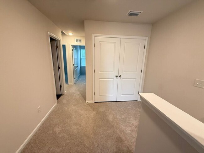 Building Photo - 3 Bedroom 2.5 Bathroom Townhouse in Windward Village - Summerville