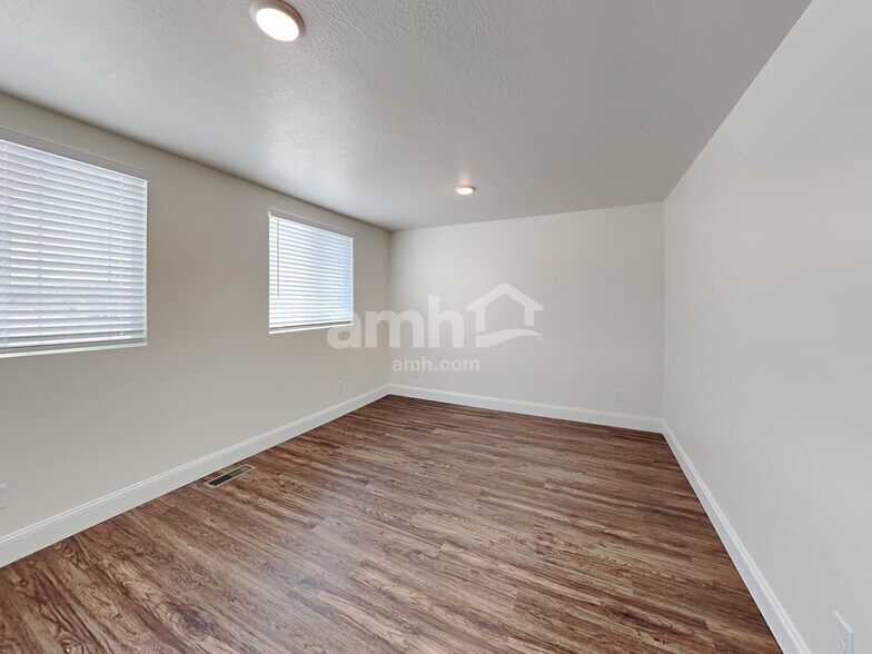 Building Photo - 3354 Fields Ave