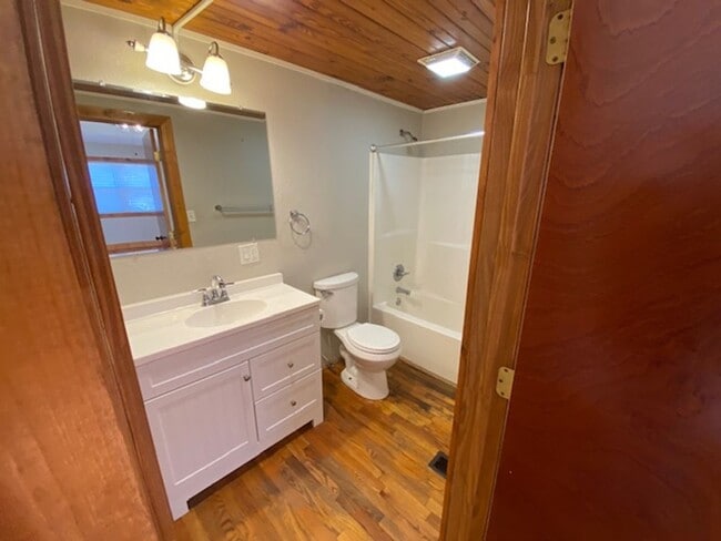 Building Photo - VERY CLEAN AND SPACIOUS 3 BEDROOM 2 BATH H...