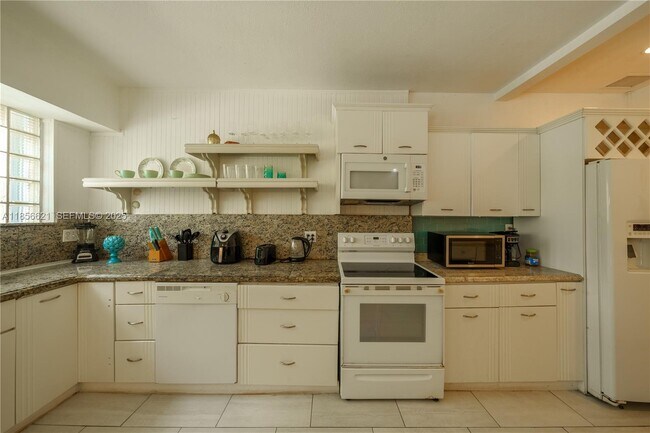 Building Photo - 701 Hollywood Blvd