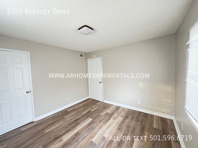 Building Photo - 2209 N Berkley Dr