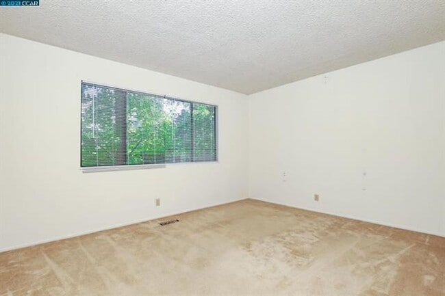 Building Photo - 3 bedroom 2.5 bathroom townhome w/ 1 car garage in desirable Pleasant Hill neighborhood.