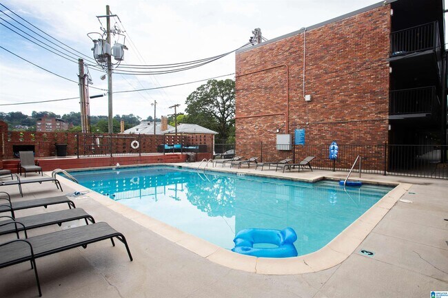 Building Photo - 2990 Rhodes Cir S