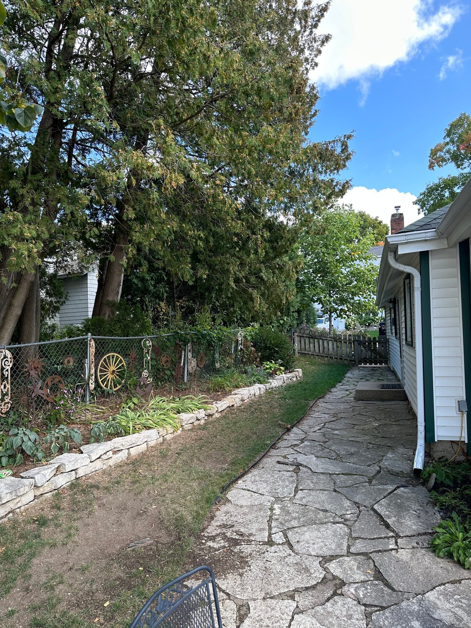 Side yard - 123 S Ferry Dr