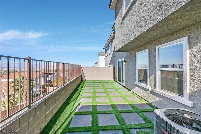 Building Photo - 372 Rosefinch St
