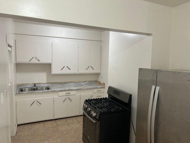Building Photo - Top floor one bedroom with a Juliet balcon...