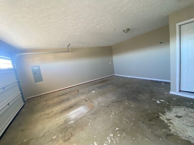 Building Photo - Spacious home in White Pine