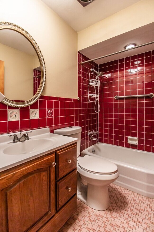 Building Photo - Lovely Large 3 Bedroom 1 1/2  Bath Ranch Style Home