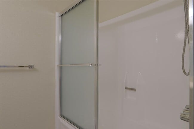 Building Photo - Great Home in Secure Complex