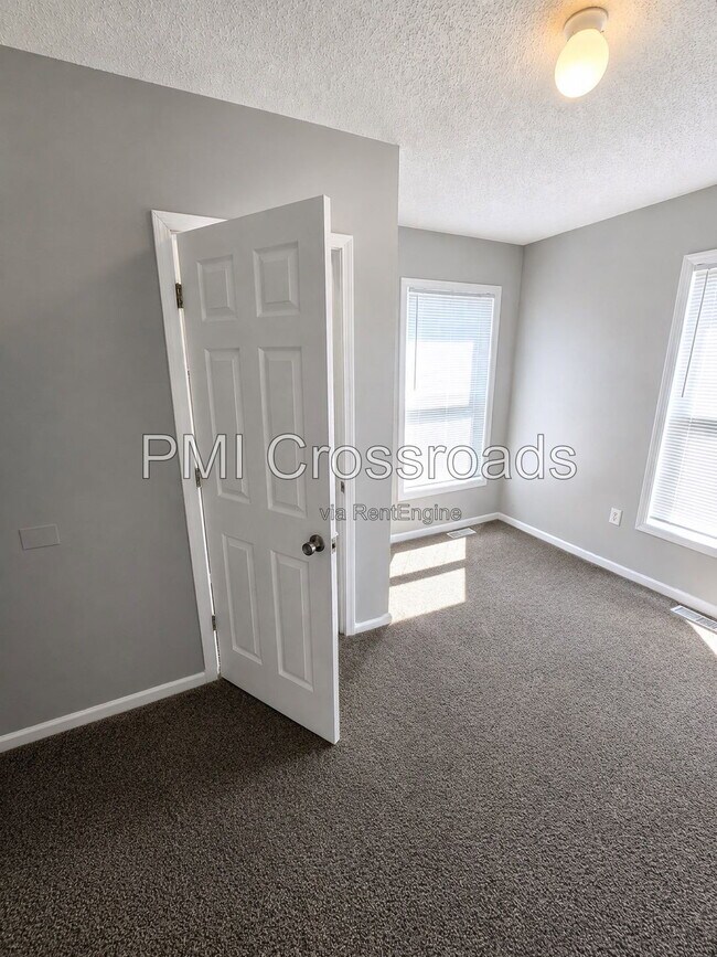 Building Photo - 153 S Cypress Ave