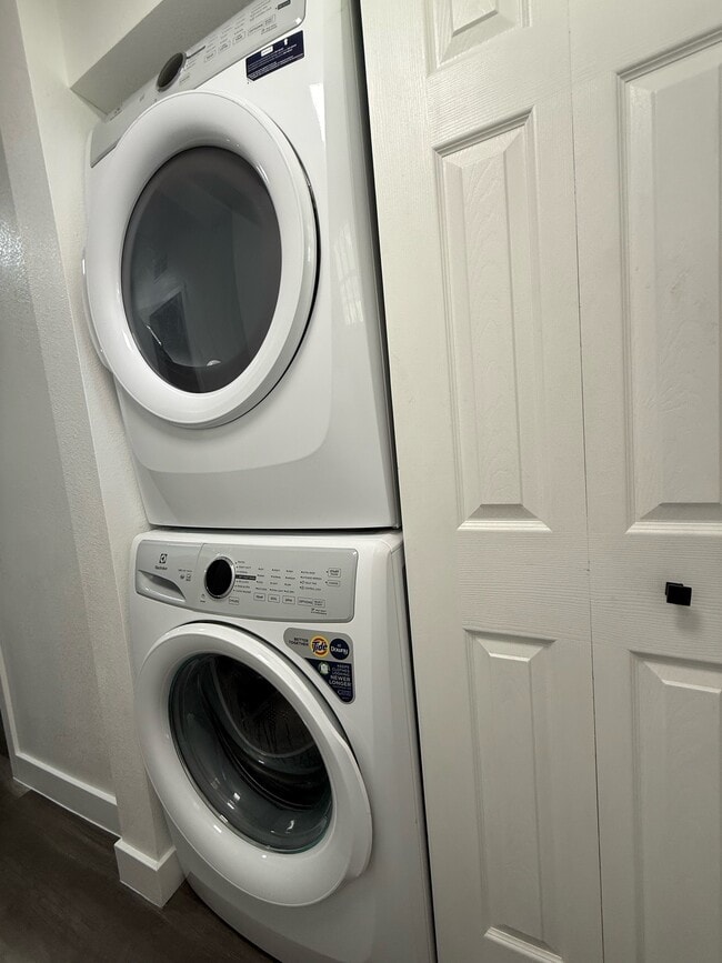 Building Photo - 823 Madison St