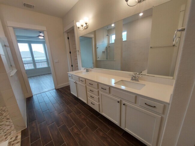 Building Photo - 401 Verbena Dr