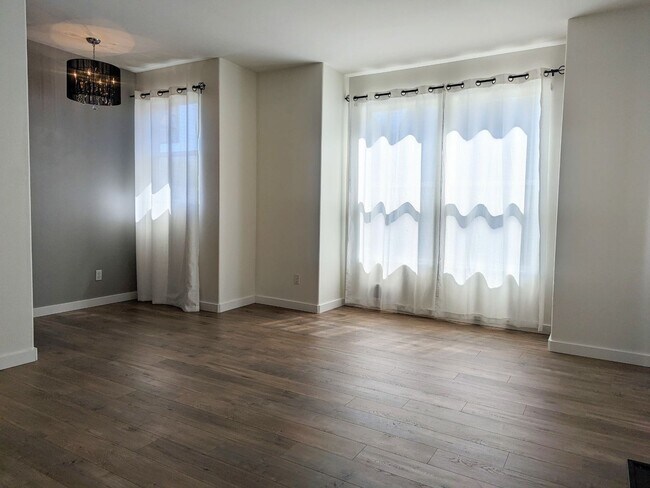 Building Photo - Beautiful Beaverton Townhouse Available Now!
