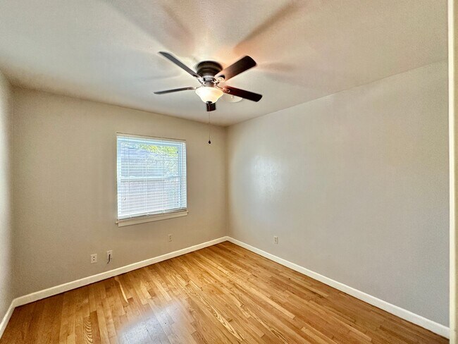 Building Photo - Viewable Now!
