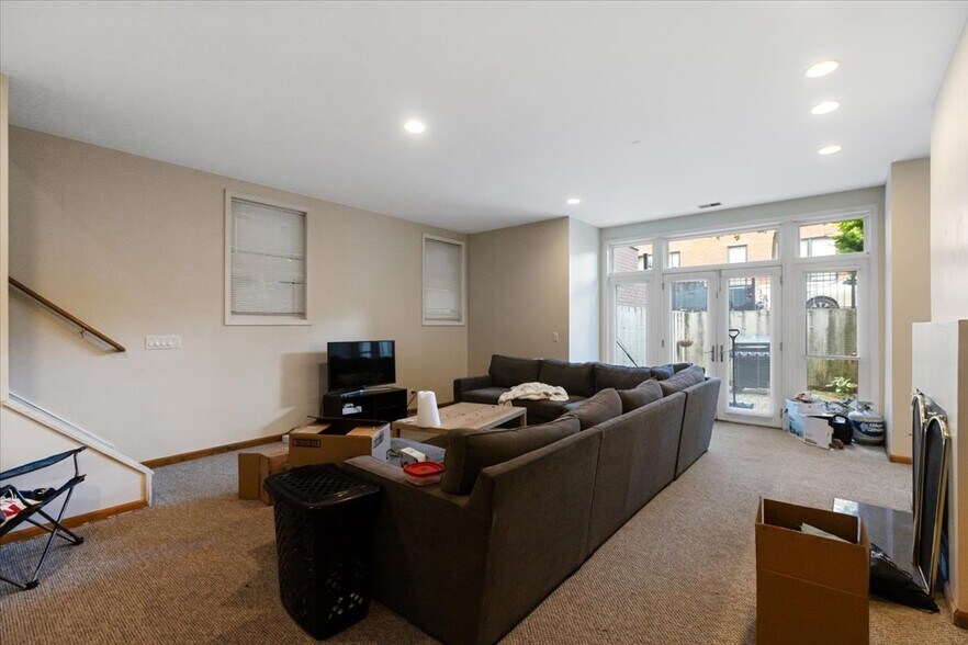 Building Photo - 2338 N Greenview Ave