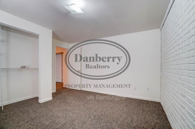 Building Photo - 3733 Willow Run Dr