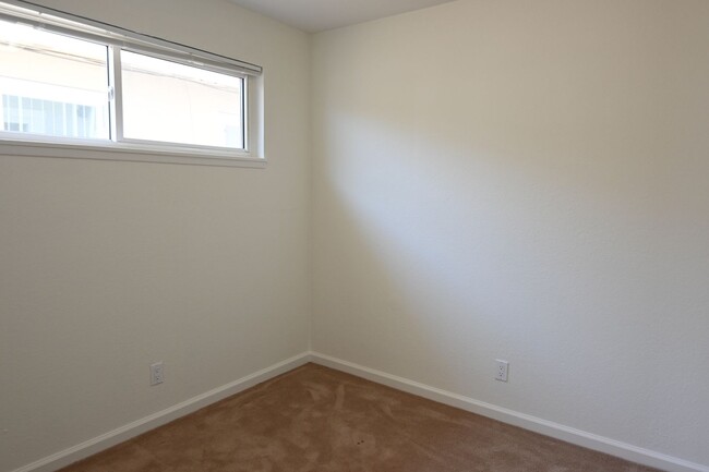 Building Photo - 2/1 - Central Redwood City Location - Hwy ...