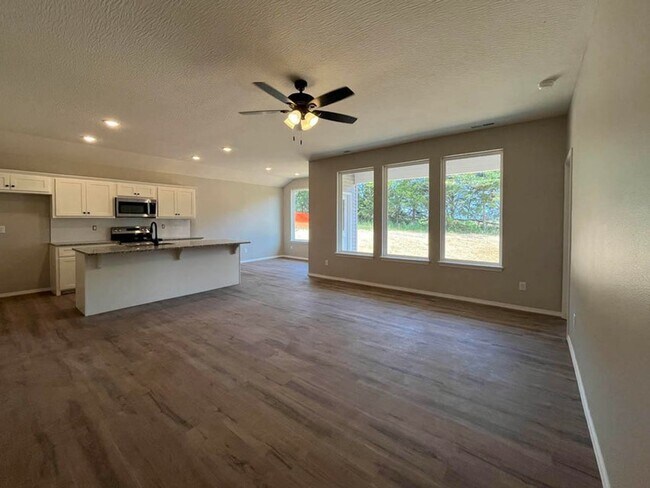 Building Photo - Brand New Home!!