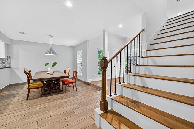 Building Photo - 818 Silvergate Dr