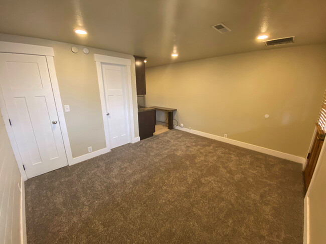 Building Photo - Renovated Studio in South Salt Lake!