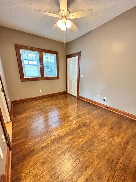 Building Photo - 923 E Hillcrest Dr