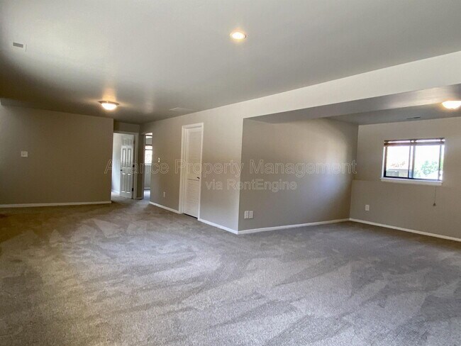 Building Photo - 5945 Breeze Ct