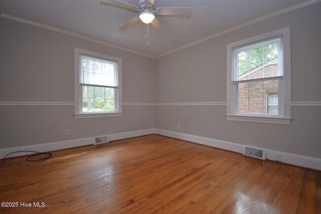 Building Photo - 1415 N Overlook Dr