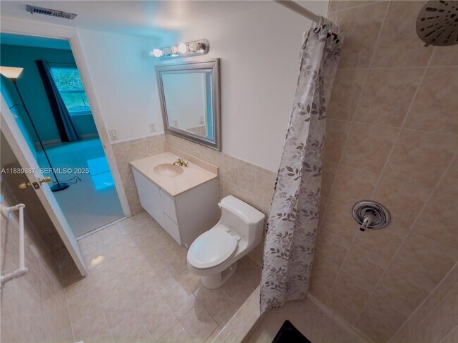 Building Photo - 325 W Laurel Dr