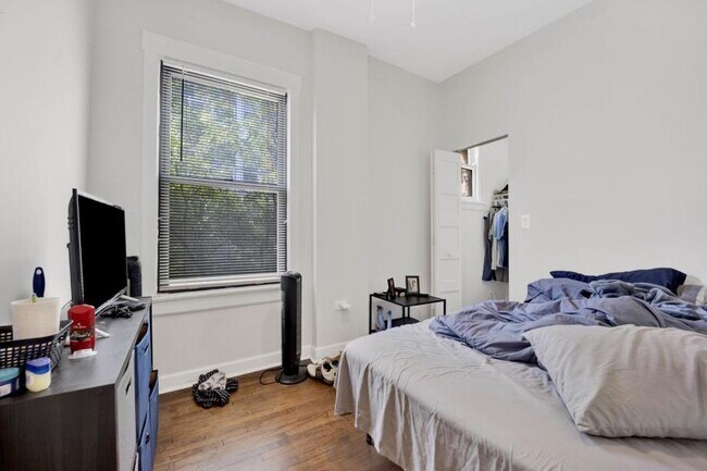 Building Photo - 3 bedroom in Chicago IL 60613