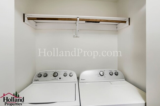 Building Photo - Beautiful 2-Bedroom Condo with a Garage!