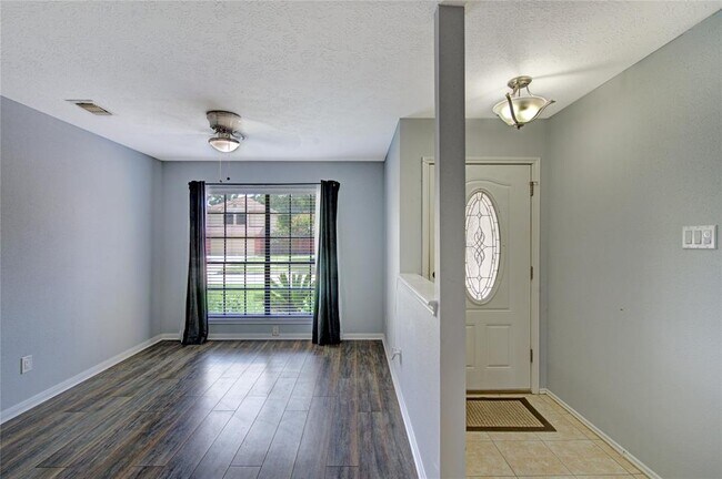 Building Photo - 16322 Chimneystone Dr